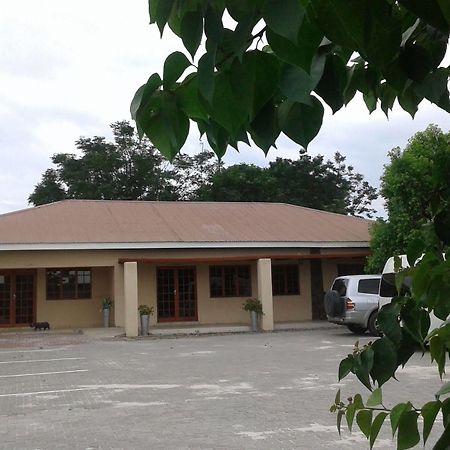 Larissa Hotel Maun Exterior photo