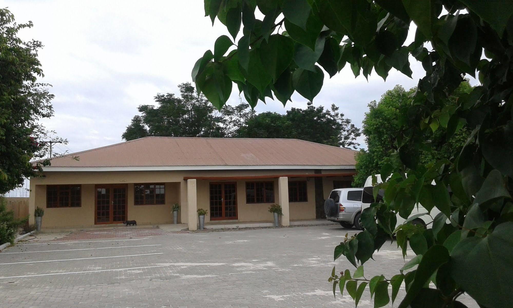 Larissa Hotel Maun Exterior photo