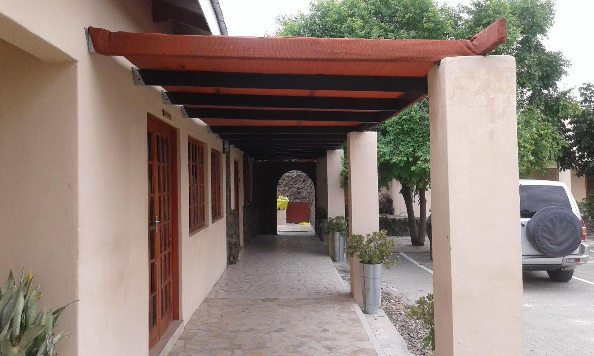 Larissa Hotel Maun Exterior photo